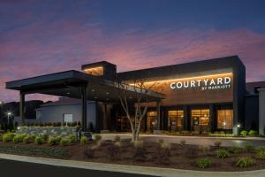 纳什维尔Courtyard by Marriott Nashville Airport的一座有标志的建筑,上面有读过马里奥特的院子