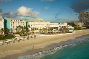 坎昆The Westin Cancun Resort Villas & Spa的享有海滩的空中景色,设有建筑和海洋