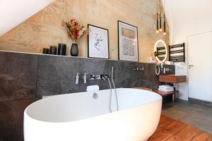波尔多Maison Labruyère Bordeaux - Jardin Public的一间位于客房内的带白色浴缸的浴室