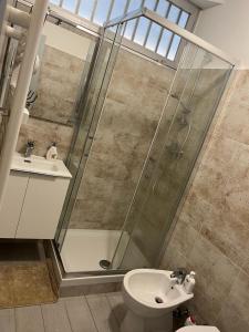 科洛尼奥蒙泽塞Einaudi Apartment的带淋浴、卫生间和盥洗盆的浴室