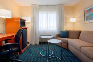 朗维尤朗维尤费尔菲尔德酒店的酒店客房设有一间带沙发和桌子的客厅。