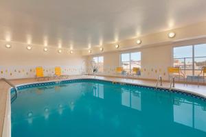 朗维尤朗维尤费尔菲尔德酒店的酒店客房的大型游泳池配有椅子