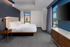 亚特兰大Courtyard by Marriott Atlanta Midtown的酒店客房设有一张床和一个大窗户
