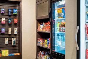 休斯顿Residence Inn by Marriott Houston Medical Center/NRG Park的冰箱里装满了饮料和饮料