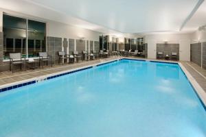 印第安纳波利斯SpringHill Suites by Marriott Indianapolis Keystone的在酒店房间的一个大型蓝色游泳池