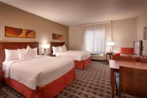 默里迪恩西博伊西/梅里镇套房酒店的酒店客房设有两张床和电视。