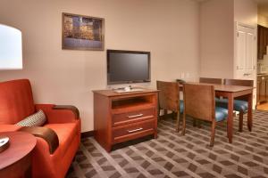 默里迪恩西博伊西/梅里镇套房酒店的带沙发、桌子和电视的客厅