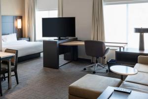 威克斯巴勒Residence Inn by Marriott Wilkes-Barre Arena的酒店客房配有一张床和一张书桌及一台电视