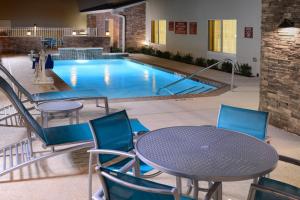 休斯顿休斯顿广场区万豪广场套房酒店的游泳池前带桌椅的游泳池