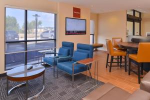 吉列TownePlace Suites by Marriott Gillette的医院的候诊室,配有椅子和桌子