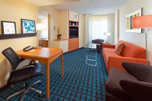 丹佛丹佛樱桃溪费尔菲尔德客栈的酒店客房设有沙发和桌子