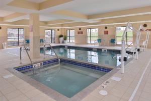 吉列TownePlace Suites by Marriott Gillette的一座带游泳池的大楼内的大型游泳池