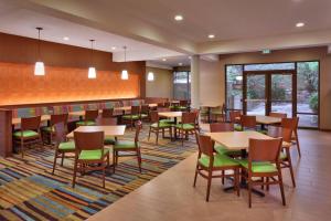 盐湖城盐湖城市中心费尔菲尔德酒店及套房的用餐室设有桌椅和窗户。