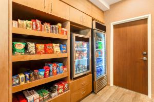 亨博尔休斯顿杭布尔费尔菲尔德套房客栈的步入式厨房配有开放式冰箱