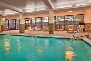 盐湖城盐湖城市中心费尔菲尔德酒店及套房的一座配有桌椅的酒店游泳池