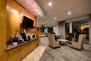 新布朗费尔斯新布劳恩费尔斯河村庄万怡酒店的酒店客房设有一个带电视的等候区。