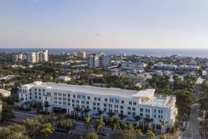 德尔雷比奇Courtyard by Marriott Delray Beach的大海前白色建筑的空中景观