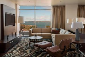布法罗Buffalo Marriott at LECOM HARBORCENTER的带沙发和大窗户的客厅
