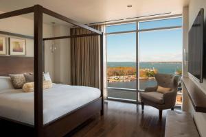 布法罗Buffalo Marriott at LECOM HARBORCENTER的一间卧室设有一张床和一个大窗户