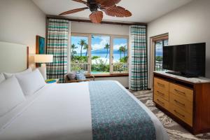 拉海纳毛伊岛海洋俱乐部万豪酒店 - 拉海纳&纳皮里大厦的一间卧室配有一张床和一台平面电视
