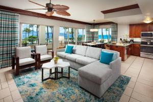 拉海纳毛伊岛海洋俱乐部万豪酒店 - 拉海纳&纳皮里大厦的带沙发和椅子的客厅以及厨房。