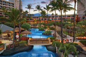 拉海纳毛伊岛海洋俱乐部万豪酒店 - 拉海纳&纳皮里大厦的棕榈树度假村泳池的空中景致
