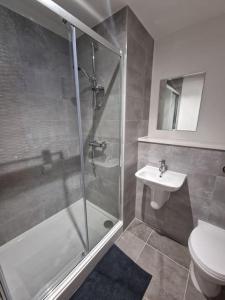 曼彻斯特Luxury 2 Bed, 2 Bath Apartment - The Quays的带淋浴、卫生间和盥洗盆的浴室