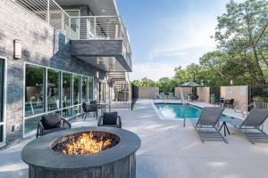 罗克沃尔TownePlace Suites by Marriott Dallas Rockwall的游泳池旁带火坑的天井