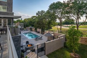 罗克沃尔TownePlace Suites by Marriott Dallas Rockwall的户外庭院设有游泳池和火坑
