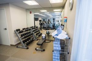 温斯顿·塞勒姆SpringHill Suites by Marriott Winston-Salem Hanes Mall的健身房设有跑步机和举重器材