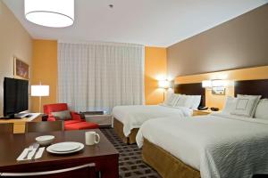 道奇城道奇城万豪广场套房酒店的酒店客房配有两张床和一张书桌