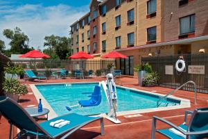 道奇城道奇城万豪广场套房酒店的一个带椅子和滑梯的酒店游泳池