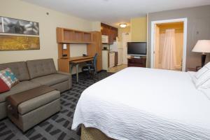 波卡特洛波卡特洛唐普雷斯套房酒店的酒店客房设有一张大床和一张沙发。
