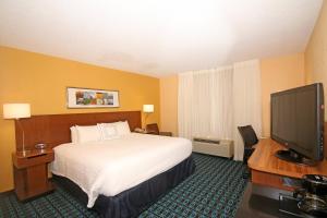 艾肯艾肯万豪费尔菲尔德酒店的配有一张床和一台平面电视的酒店客房