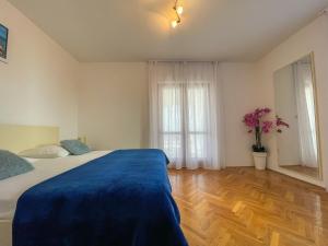 赫瓦尔玛瑞珈马格达莱纳公寓的一间卧室配有一张带蓝色毯子的床