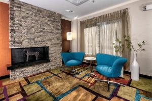 多佛尔多佛万豪费尔菲尔德酒店的客厅配有蓝色椅子和壁炉