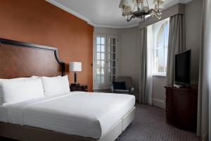 布里斯托布里斯托万豪皇家酒店的酒店客房,配有床和电视