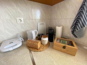 ZipárionNymphaea sea view apartment的一个带咖啡壶和篮子的厨房台面
