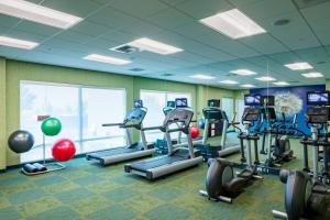 肯纳威克肯纳威克三城万豪春岭套房酒店的一间健身房,里面设有跑步机和椭圆机