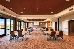 滨海城蒙特里湾沙丘万豪春丘套房酒店的一间会议室,配有桌椅和投影屏幕