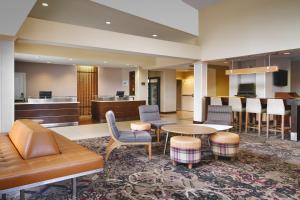 格林维尔原住客栈万豪酒店格林维尔的酒店大堂配有沙发和桌椅