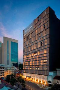 吉隆坡吉隆坡·觅酒店，傲途格精选的一座高大的建筑,城市里灯火通明