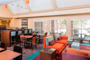 科珀斯克里斯蒂科普斯克里斯缇酒店的酒店大堂设有桌椅和酒吧