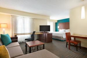 科珀斯克里斯蒂科普斯克里斯缇酒店的酒店客房设有床和客厅。