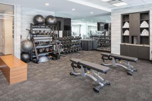 塞尼卡Fairfield Inn & Suites Seneca Clemson Univ Area的健身房、健身器材和健身房