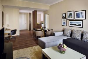 阿布扎比阿布扎比市中心万豪行政公寓式酒店的客厅配有沙发和桌子