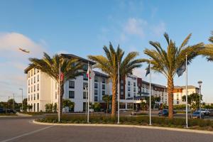 圣地亚哥TownePlace Suites by Marriott San Diego Airport/Liberty Station的街道前方有棕榈树的建筑