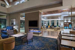 圣地亚哥TownePlace Suites by Marriott San Diego Airport/Liberty Station的酒店大堂设有壁炉