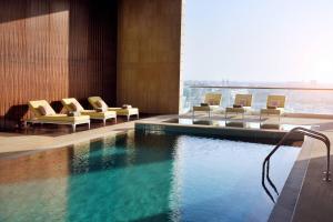 阿布扎比阿布扎比市中心万豪行政公寓式酒店的酒店客房带游泳池,带椅子