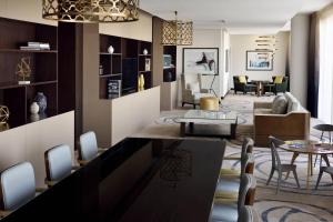阿布扎比阿布扎比市中心万豪行政公寓式酒店的客厅配有沙发和桌子